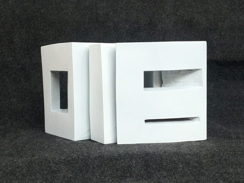 Batiment X (2016), Sequioa gefärbt, 20 x 38 x 26 cm