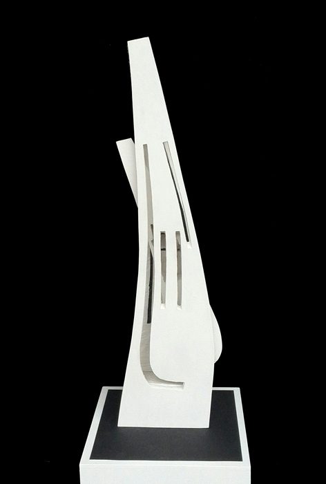 White Zero (2016), Nussbaum gefärbt, 90 x 28 x 14 cm
